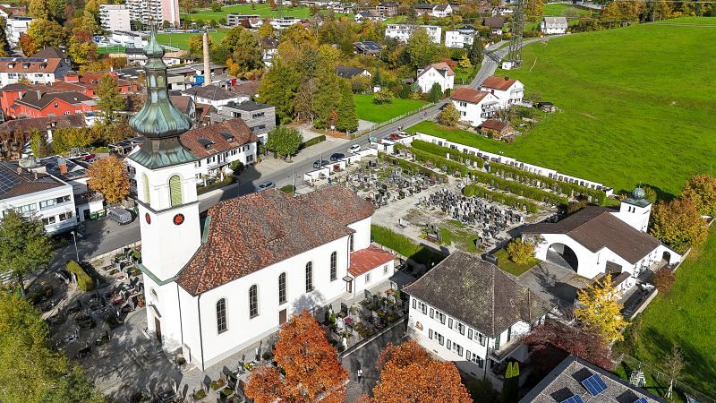 Kirche mit Friedhof