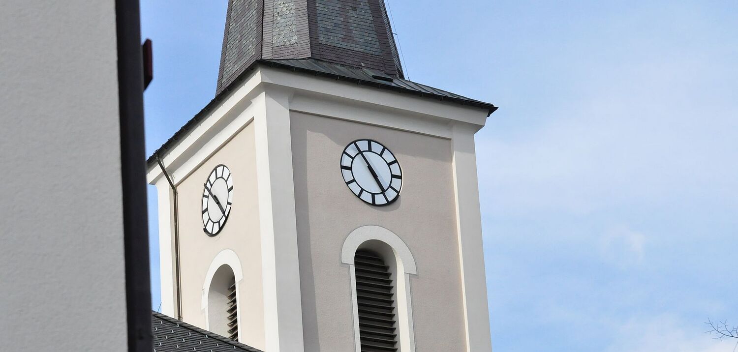 Pfarrhof AlberschwendeTexte aus der Bibel als Fensterl?den10. April 2013Blick auf den Kirchtum der Pfarrkirche
