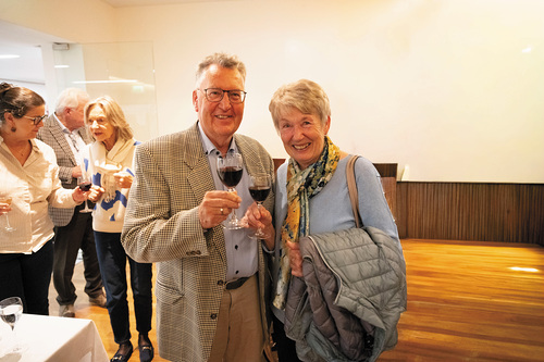 Das Ehepaar Roswitha und Helmut Köck teilen ihre Erinnerungen an frühere Zeiten des KirchenBlatts.