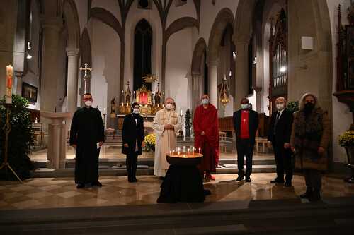 Friedensgebet anl?sslich des Terror-Anschlags in Wienmit VertreterInnen der christlichen Kirchen, des Islams, des Buddhismus und der Baha'i-Gemeinschaft. Live-Stream mit vol.at, l?ndle TV und den VN. 