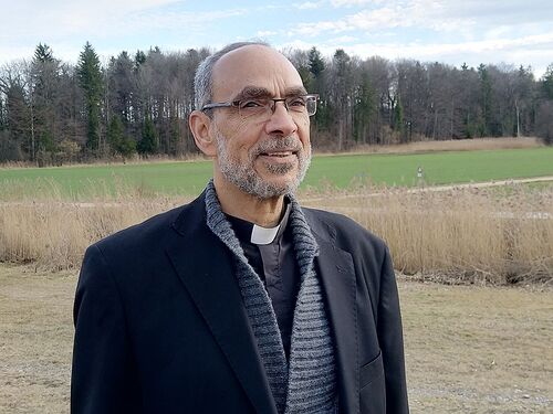 Kamil Samaan, geboren 1952 in Assiut, begann mit zwölf Jahren die Ausbildung im franzis­kanischen Priesterseminar.