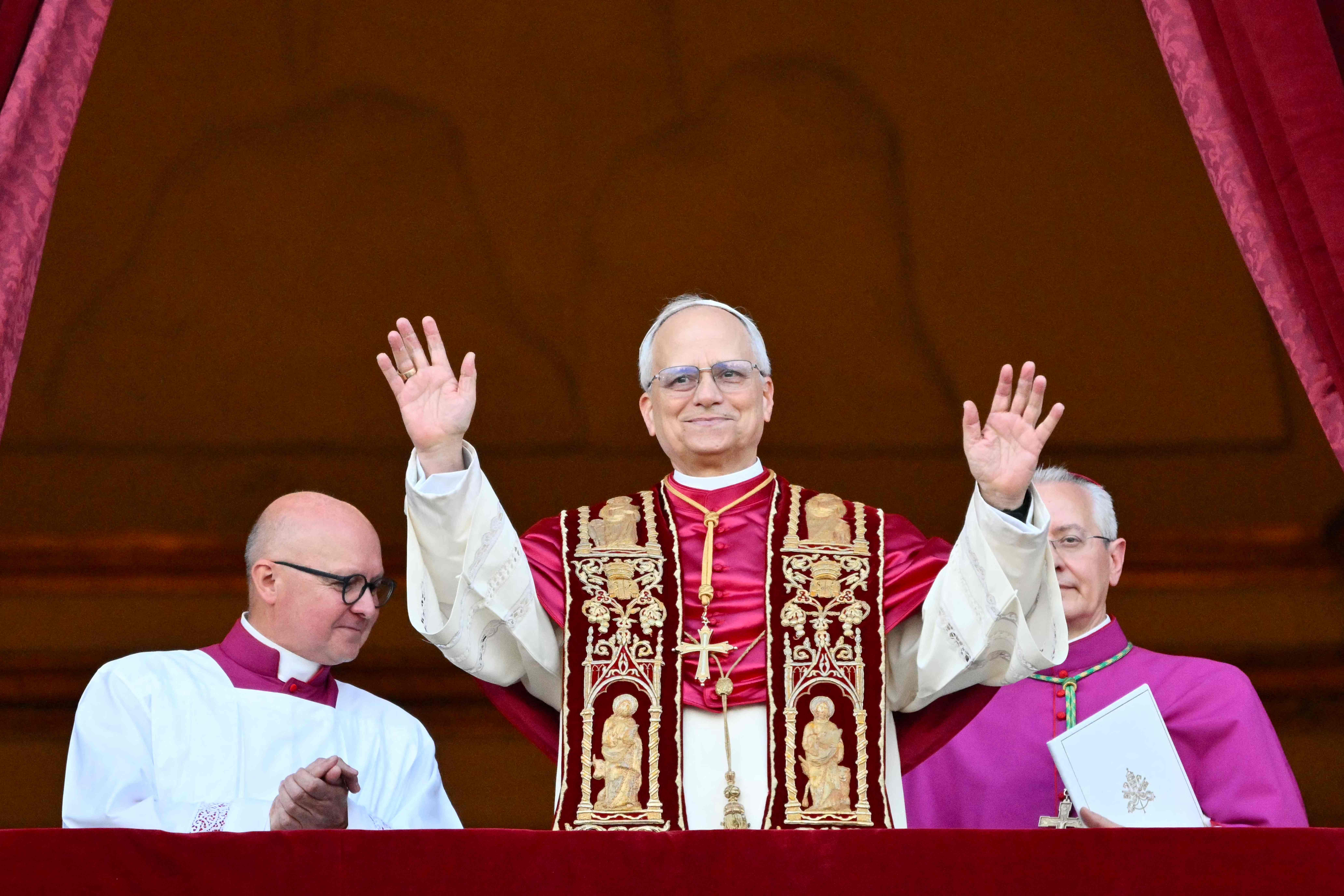 Download von www.picturedesk.com am 08.05.2025 (19:37). TOPSHOT - Newly elected Pope Robert Francis Prevost arrives on the main central loggia balcony of the St Peter's Basilica for the first time, after the cardinals ended the conclave, in The Vati