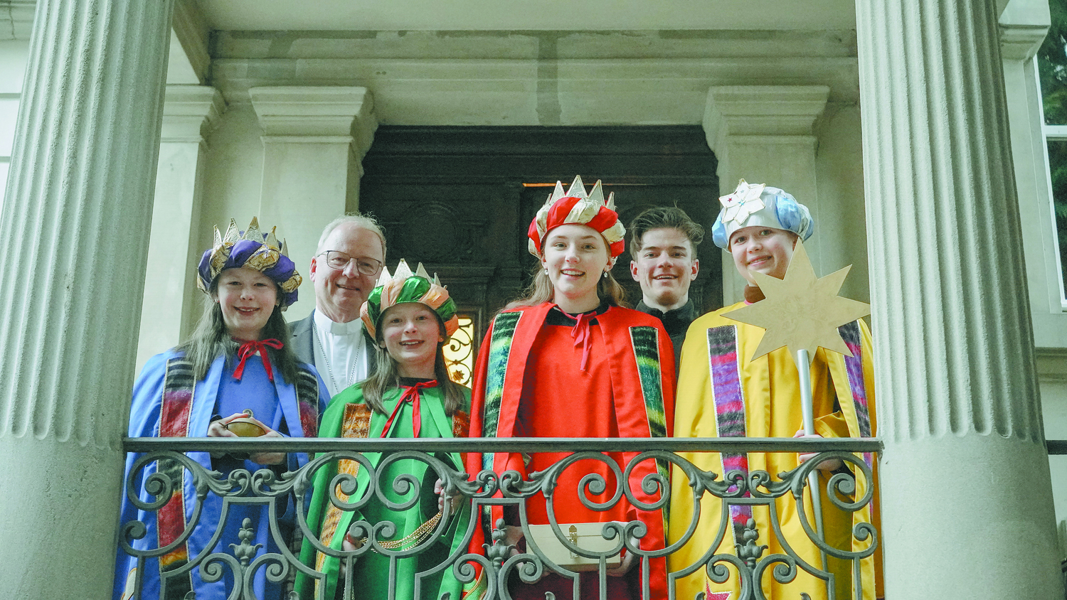 Die Sternsinge:innen aus Bizau sind bei Bischof Benno zu Besuch.