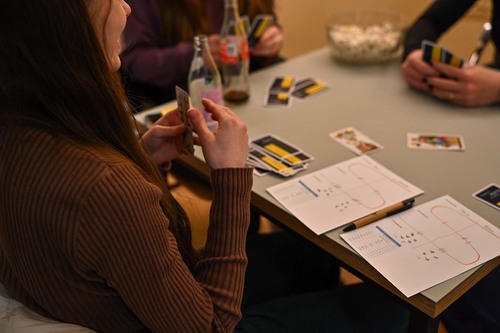 Corinna Peter/Junge Kirche Vorarlberg Im Februar fanden sich 16 Jugendliche aus allen Teilen vom Ländle im Marktplatz 4 zum Preisjassen ein. Und so duellierten sich ambitionierte Jasser:innen und Amateure in Vorarlbergs liebstem Kartenspiel.