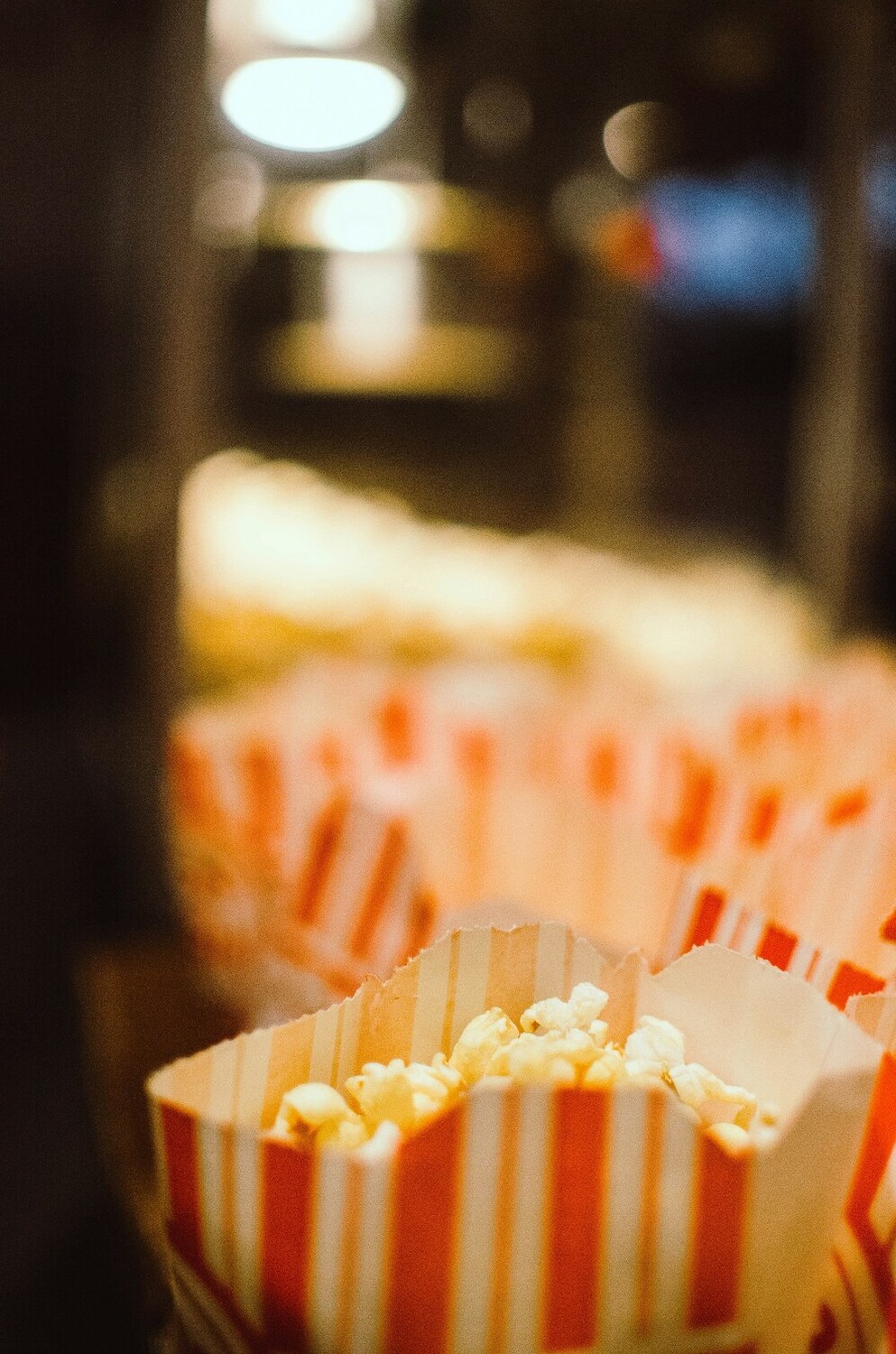 https://unsplash.com/de/fotos/popcorn-in-striped-bags-kino-z0cyJX3WTWI