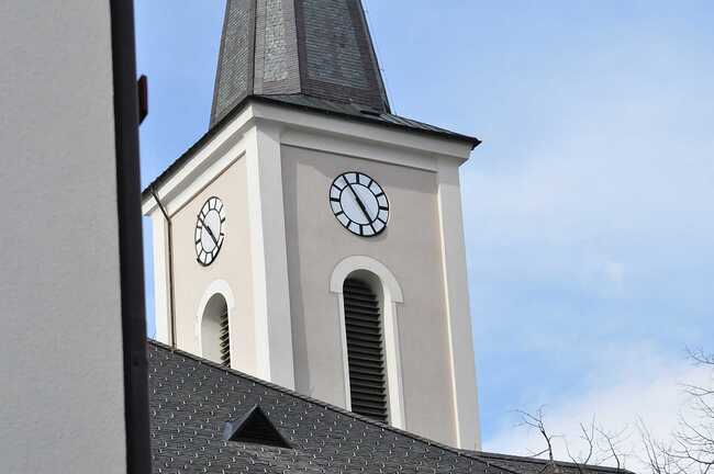 Pfarrhof AlberschwendeTexte aus der Bibel als Fensterl?den10. April 2013Blick auf den Kirchtum der Pfarrkirche