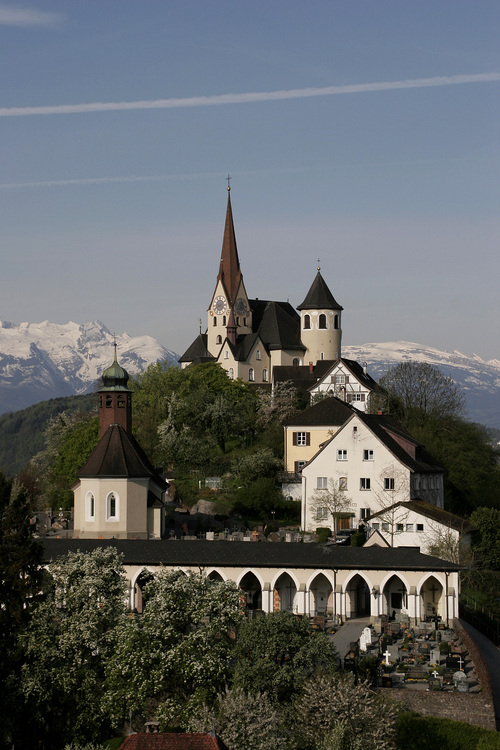 Rankweil am 1.5.2006. Bergkirche Rankweil, Basilika auf dem Liebfrauenberg, im Hintergrund die schneebedeckten Schweizer Berge.