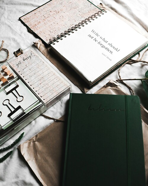 https://unsplash.com/de/fotos/grunes-notizbuch-cZ8WFM_C574