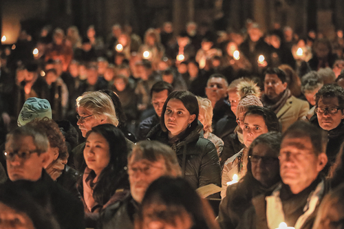 Was uns mit allen, die seit der Taufe den Namen des Gesalbten tragen,  verbindet: Er ist bei uns, vom Anfang bis zum Ende. 