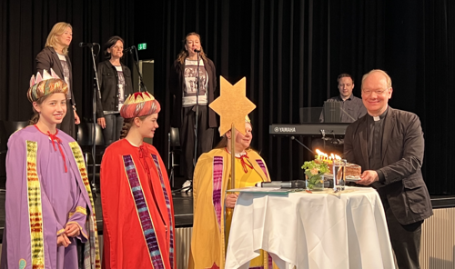 Dankesbrunch anlässlich des zehnjährigen Bestehens des Seelsorgeraums Hohenems mit den Sternsingern und Pfarrer Thomas Heilbrun.