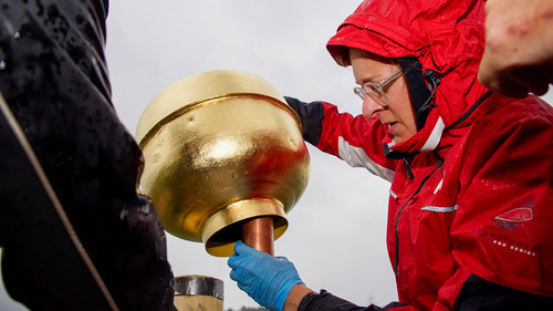 Segnung und Anbringung der vergoldeten Turmkugel mit Kreuz und Wetterfahne am 18. August 2024 bei der Sebastianskapelle Göfis. Die Segnung nahm Vikar Gerold Reichart vor, die Dokumente wurden von DI Sonja Entner in die Kupferkapsel gelegt, die Restau