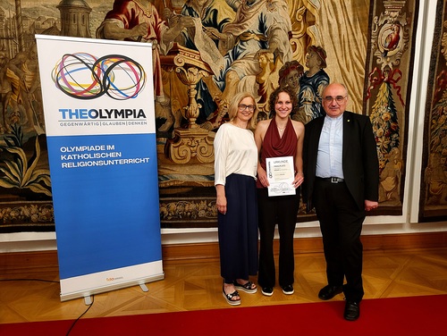 Preisträgerin Ricarda Steiner mit Religionslehrerin Elke Müller und Diözesanbischof Dr. Wilhelm Krautwaschl