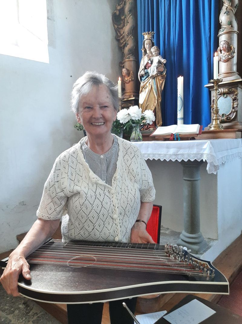 Sigrid Weingrill mit ihrer Konzert-Zitter