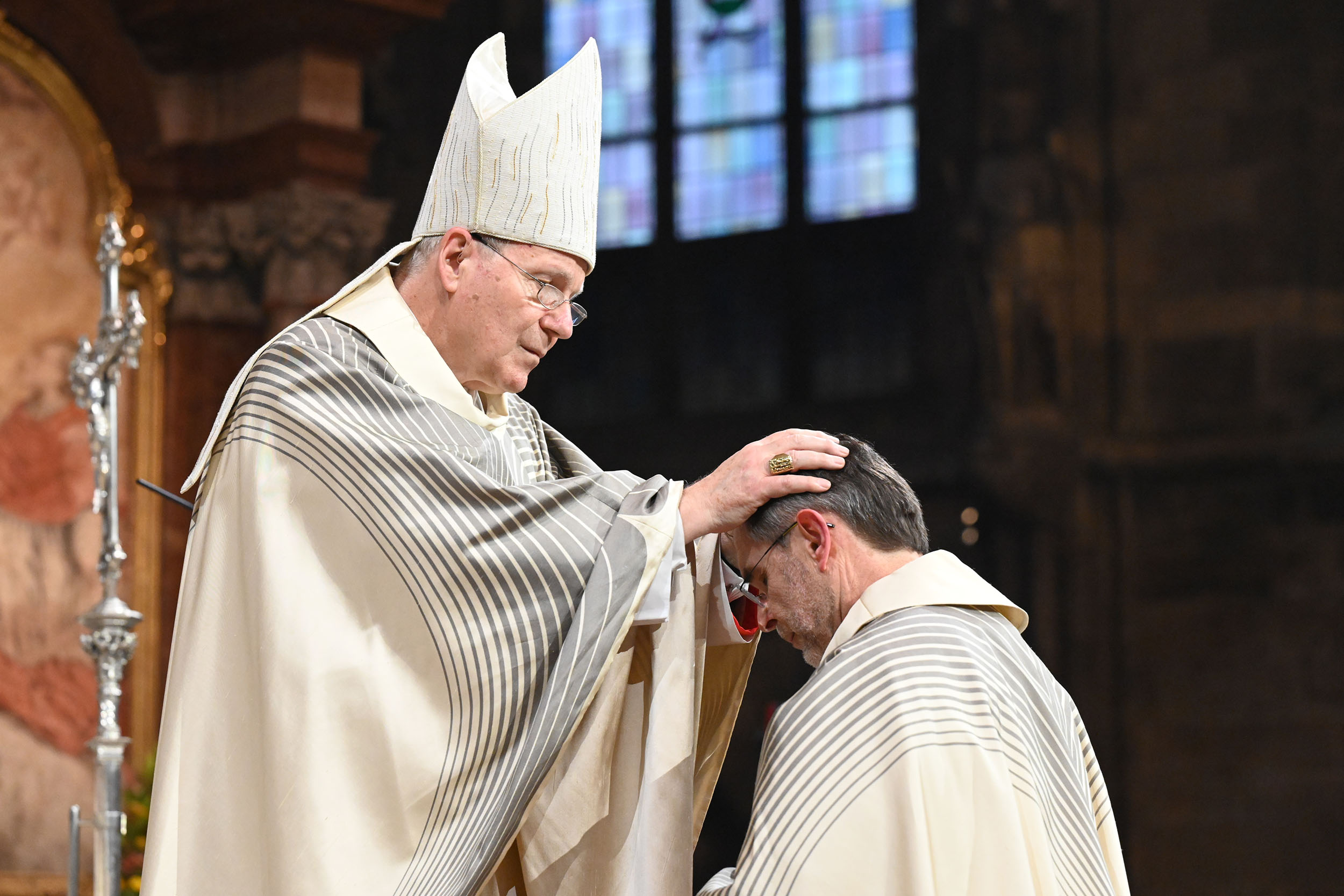 Kardinal Christoph Schönborn weiht durch Handauflegung Josef Grünwidl zum Erzbischof.