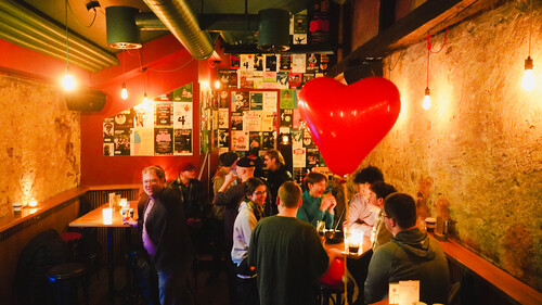 Corinna Peter/Junge Kirche Vorarlberg Amor und Jugendseelsorger Fabian Jochum zeigte was er kann, beim Singlegottesdienst der Jungen Kirche.