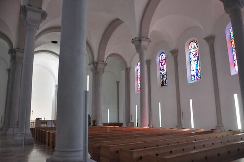 Pfarrkirche St Ulrich Götzis, Orgel, Taufstein, Altar, Haptschiff, innen und außen