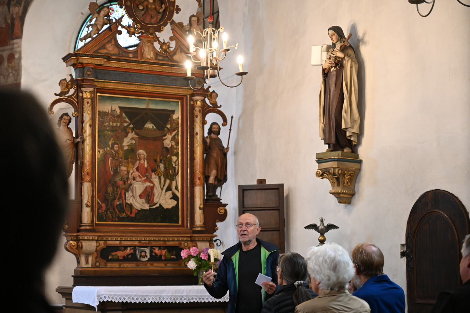 Kirchenführung in der Kirche St. Magdalena in Levis - Kirchenraump?dagoge Werner Gerold. 