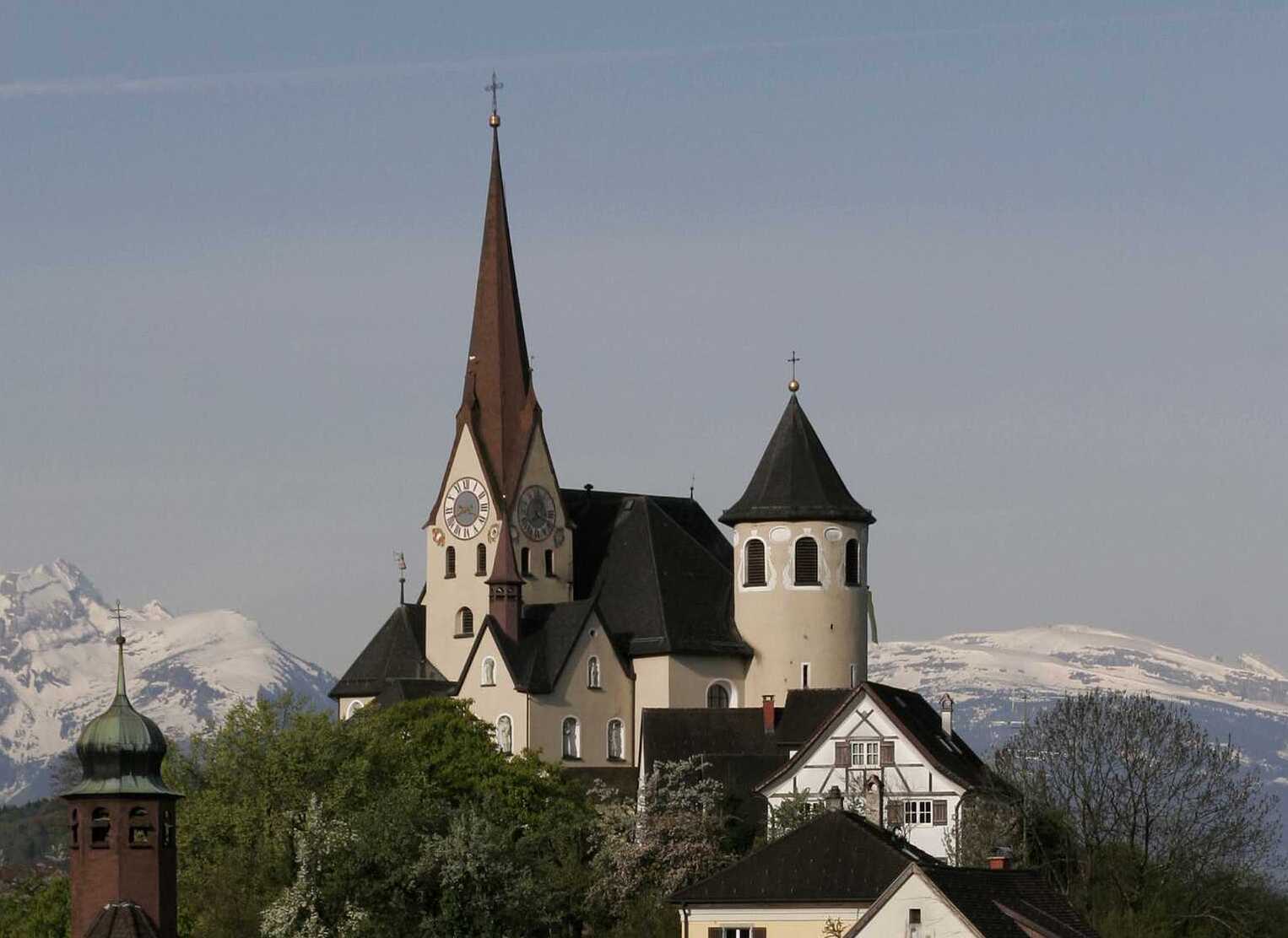 Rankweil am 1.5.2006. Bergkirche Rankweil, Basilika auf dem Liebfrauenberg, im Hintergrund die schneebedeckten Schweizer Berge.