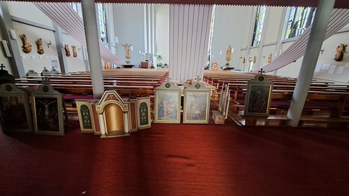 Sommeruni - schöpferisch-kreative Arbeit / Diözesanes Bauamt Tausch der Kreuzwegstationen von alter und neuer Pfarrkirche