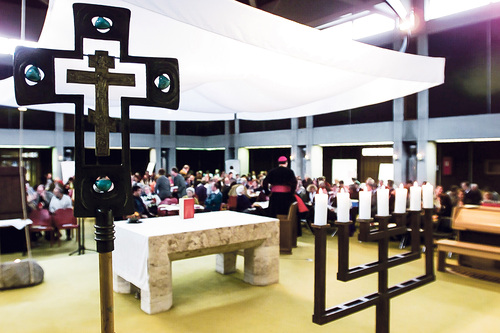 Kreuz und Menorah (Siebenarmiger Leuchter) im Altarraum einer katholischen Kirche als Sinnbild dafür, dass der „Alte Bund“ mit dem Volk Israel nicht aufgekündigt ist und weiter seine Gültigkeit hat.   