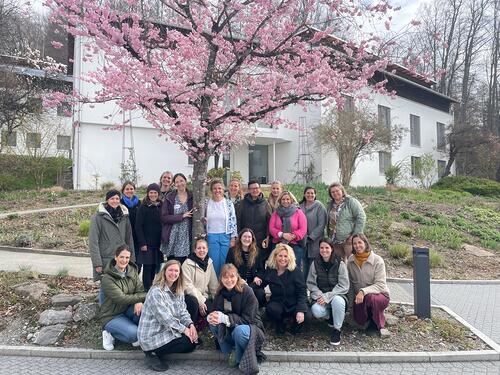 Der Lehrgang 'Eltern kompetent begleiten' ist in St. Arbogast erfolgreich gestartet: 20 motivierte Frauen erweitern und vertiefen ihre Kompetenzen in der Elternbildung – mit viel Freude und Engagement.