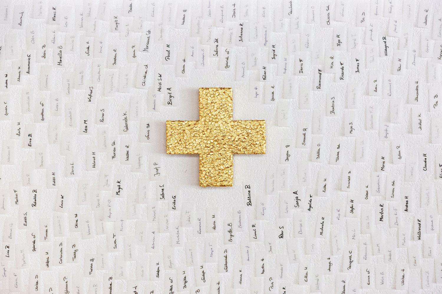 Das Kreuz in der Pfarrkirche Fußach (Bezirk Bregenz) ist ein Gemeinschaftsprodukt: Mehrere hundert Fingerabdrücke aus Silberlehm  wurden auf das Kreuz gelegt. Anschließend brannte und vergoldete die zeitgenössische Künstlerin Lena Grabher das Kreuz