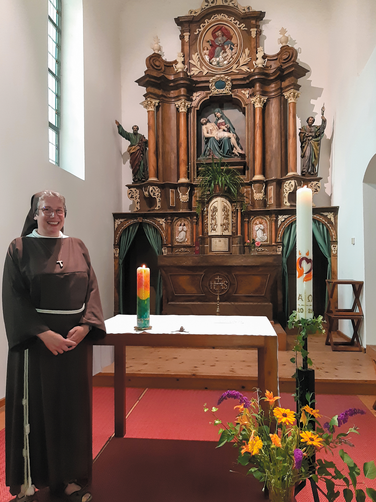 Hinter Sr. Maria Christina liegt einen äußerst spannender  Berufungsweg. Bei den Klara­schwestern in Bregenz scheint sie nun angekommen zu sein. Anfang Juli feierte sie im Kreis ihrer Gemeinschaft während einer Messe ihre Professerneuerung.