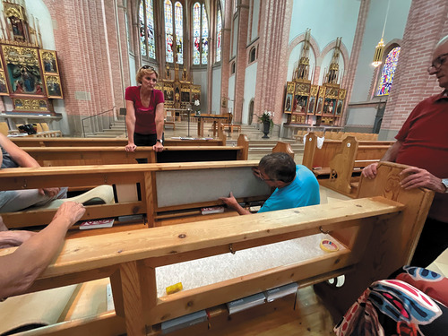 An Bänken und Wänden wurden neue Absorber montiert.