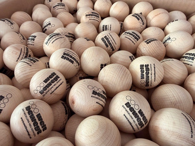 Alle Besucher erhalten eine Holzkugel, die Ausstellung ist als große Kugelbahn konzipiert.