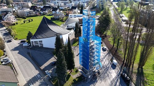 Der Kirchturm von St. Kolumban soll bis 2026 wieder in neuem Glanz erstrahlen und den Menschen viel Freude bereiten.