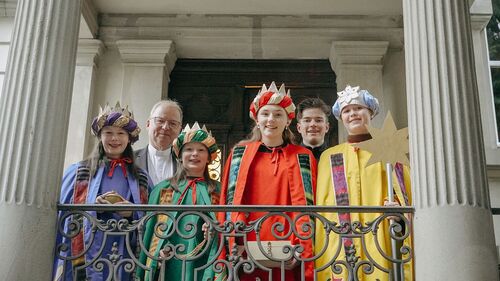 Die Sternsinge:innen aus Bizau sind bei Bischof Benno zu Besuch.