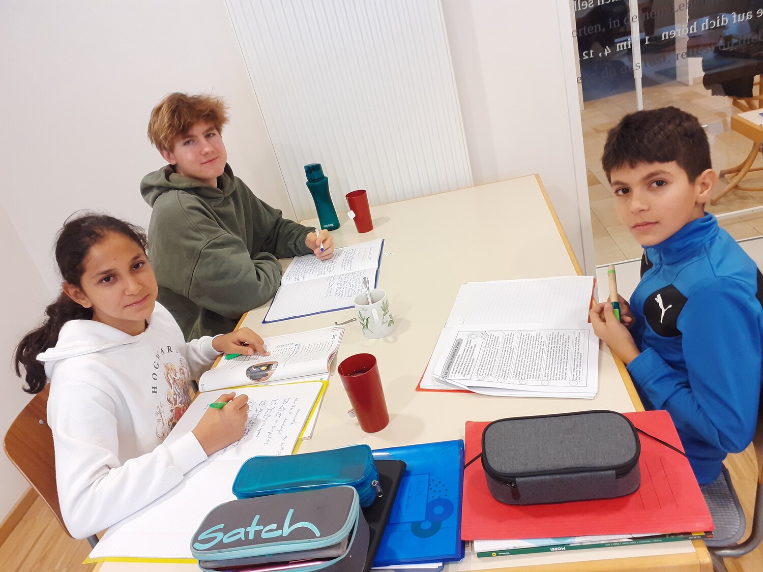 Zivildiener sind auch in den Lerncafés der Caritas eine wertvolle Unterstützung.