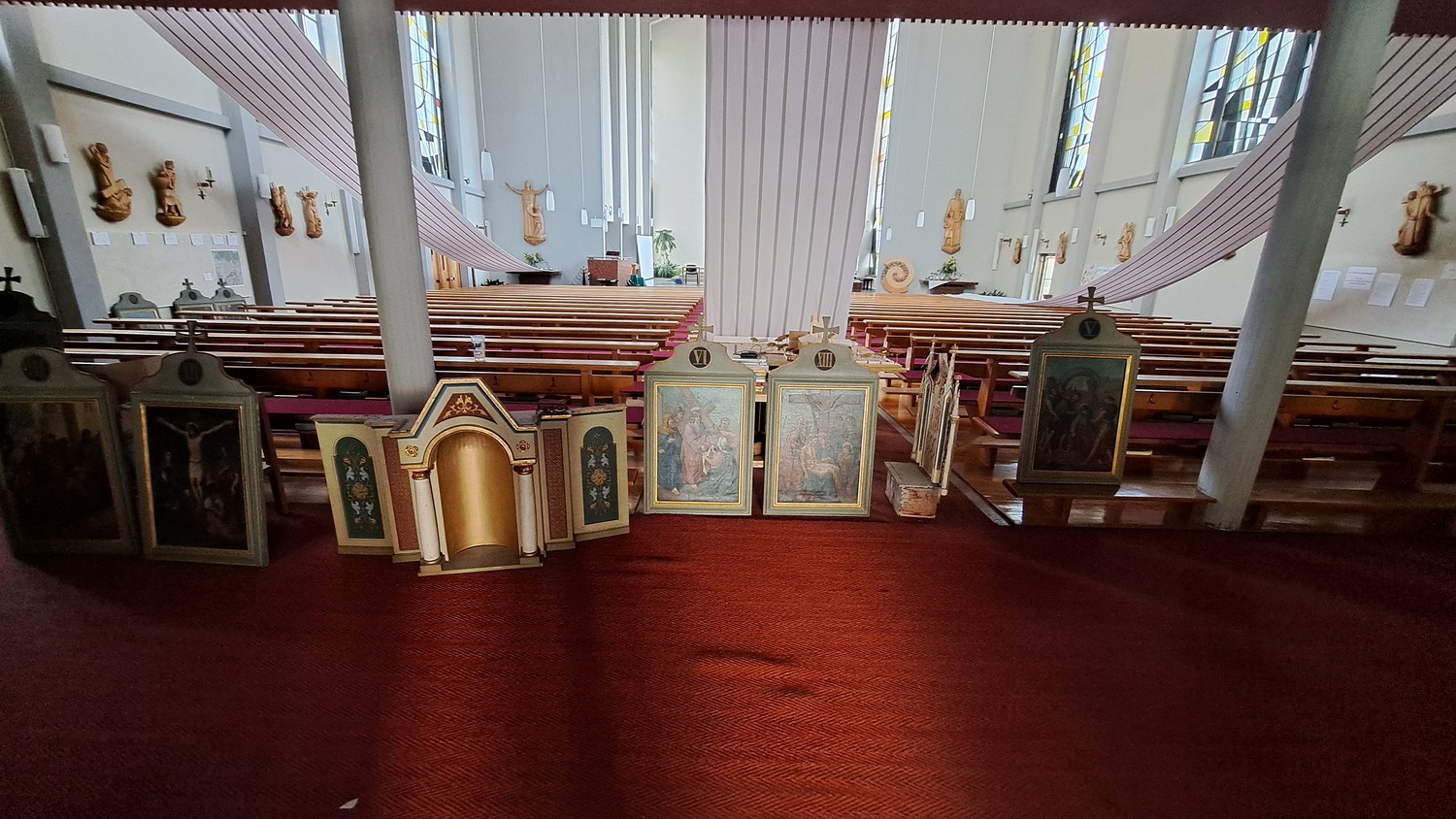 Tausch der Kreuzwegstationen von alter und neuer Pfarrkirche