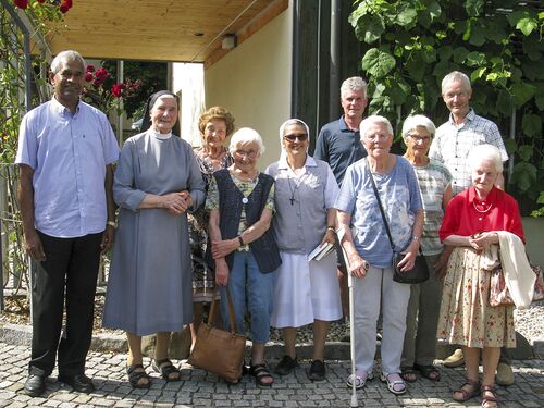 Am Freitag, 27. Juni 2025 war es soweit: Nach monatelanger Terminsuche kam nun Sr. Veronika Larcher und die Hausoberin Sr. Janeth vom Kloster Gaißau auf Einladung von Richard Sonderegger zu Besuch nach Göfis. Richard Sonderegger führte sie durch die 