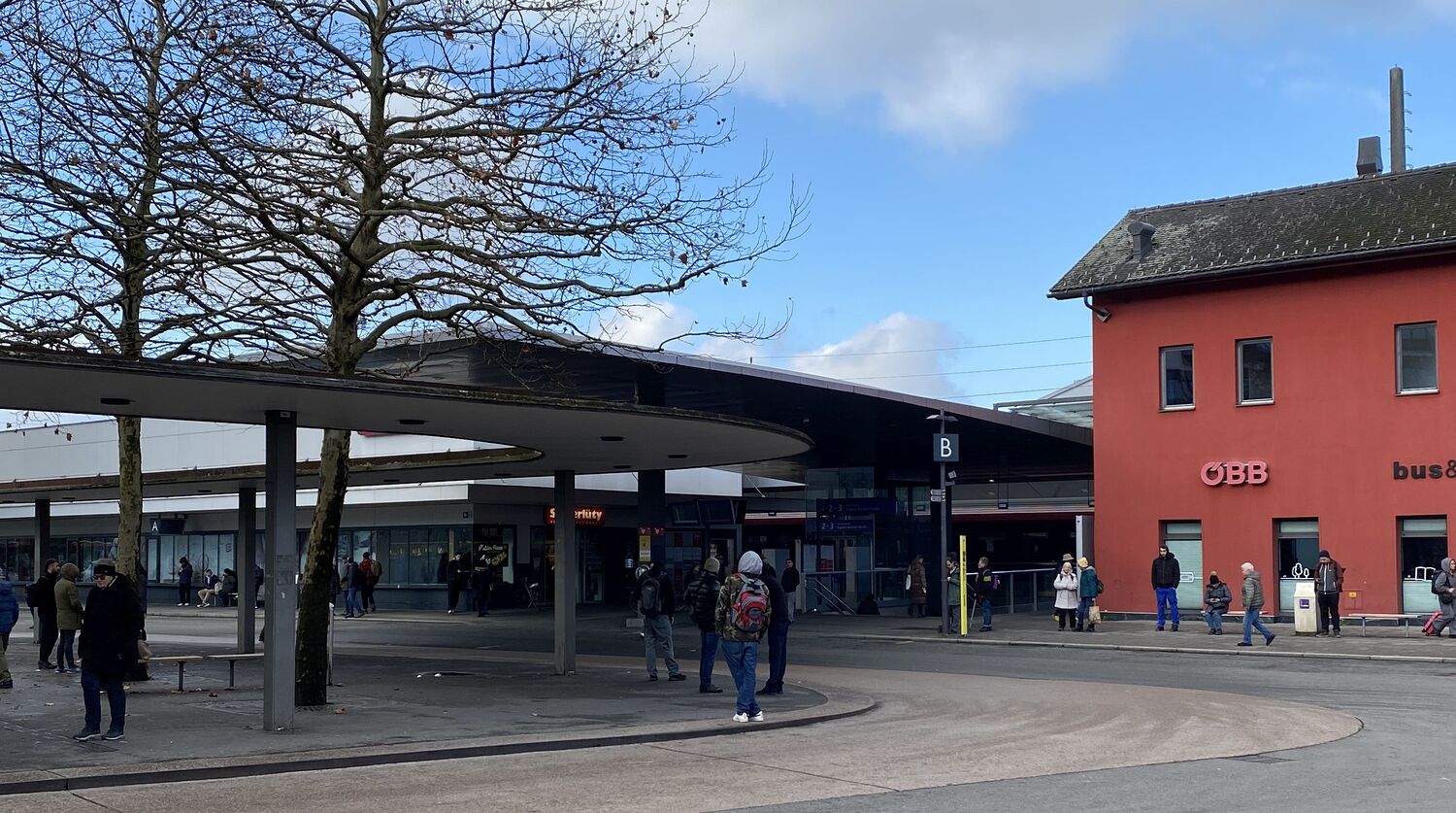 Bahnhöfe erlebt P. Martin Werlen als Orte der Erwartung.   