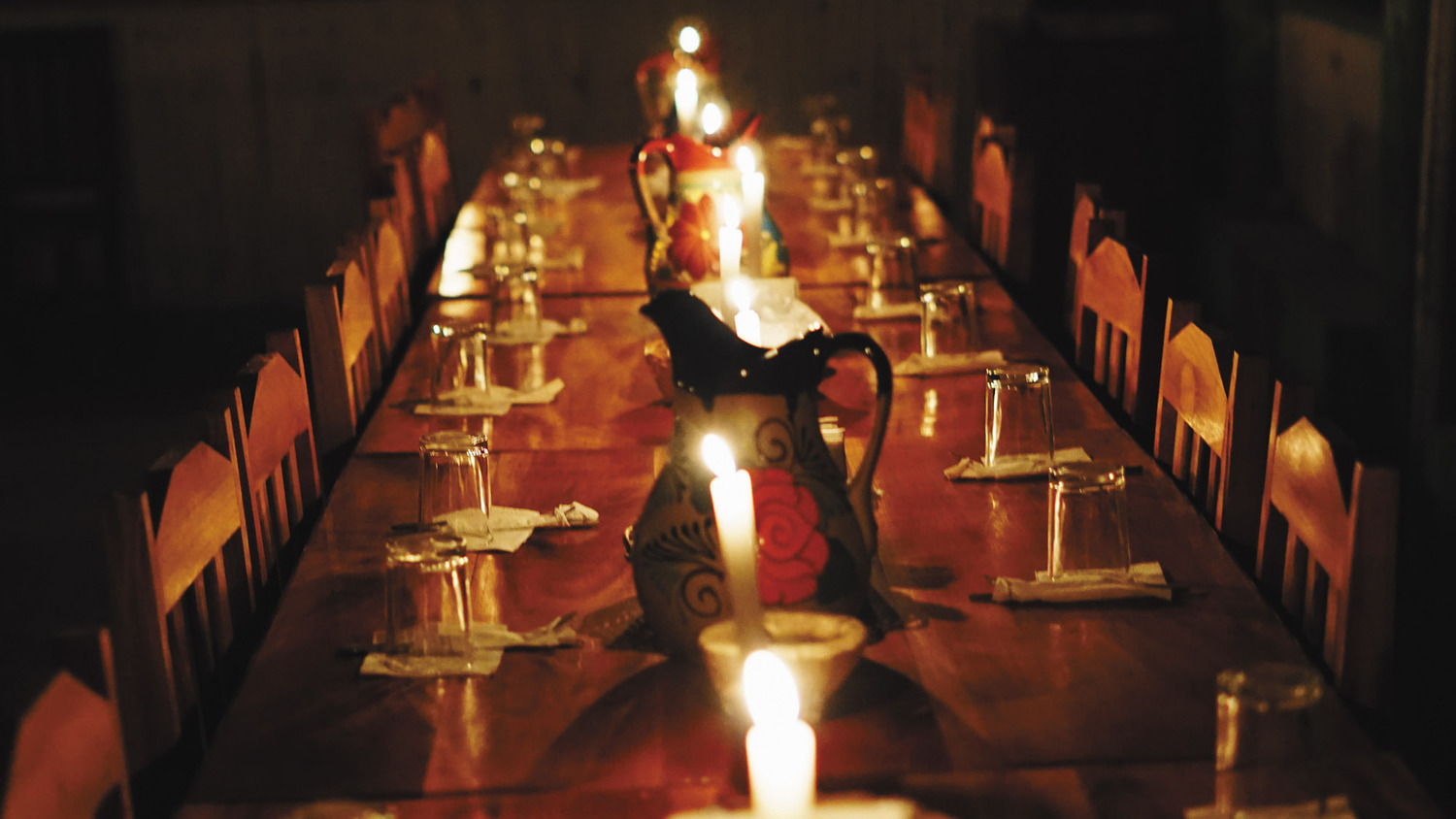 Himmel wird erst sein, wenn alle am gedeckten Tisch Platz genommen haben. 