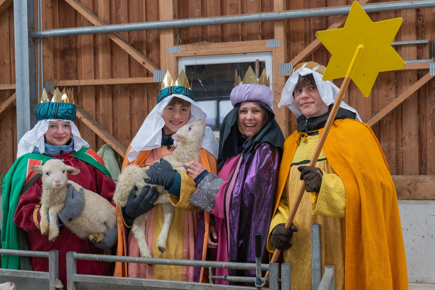 Sternsinger unterwegs in Kirchdorf an der KremsFoto: Besuch im Schafbauernhof Rainer