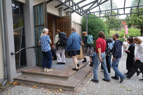 Die Studierenden ziehen in die beiden Kirchen von Nofels ein