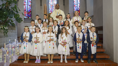 Erstkommunion Göfis am 4. Mai 2025 / Richard Sonderegger, A-6811 Göfis, Richard Sonderegger, 6811 Goefis Am 4. Mai 2025 feierten 12 Kinder der Volksschule Kirchdorf und 9 Kinder der Volksschule Agasella das Fest ihrer Erstkommunion. Bei abwechslungsreichen Tischrunden wurden die Kinder von ihren Eltern und im Religionsunterricht von ihren Lehrerinnen au