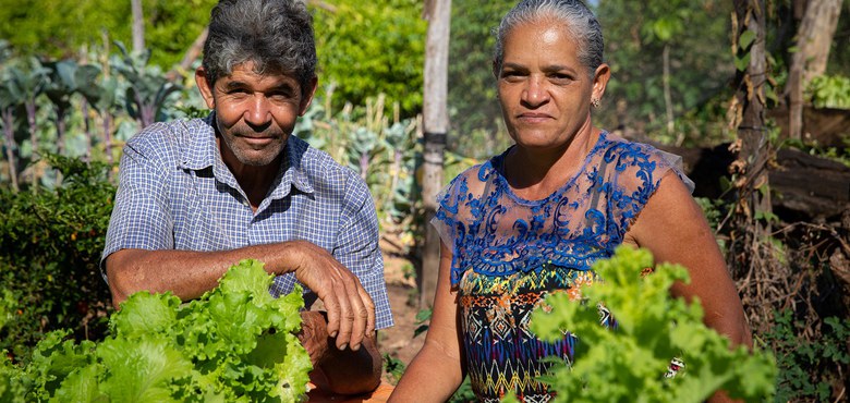 Elia und Zé in ihrem Gemüsegarten in Bahia