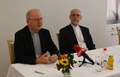 Der Nuntius für die Schweiz und                Liechtenstein, Erzbischof Martin Krebs,  mit Bischof Benno Elbs, dem neu bestellten Apostolischen Administrator.