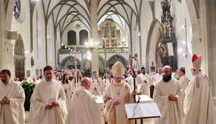 Vorschaubild Priesterweihe Dariusz Radziechow mit Bischof Benno Elbs 
