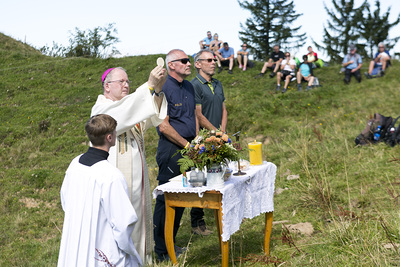 Hittisau  am 5.9.2021 Polizei Gipfelmesse auf dem Berg Hochhaederich mit viel Prominenz. Bischof Benno Elbs ist seit Anfang an dabei, bei der 20. Auflage bei herrlichem Wetter war auch LH Markus Wallner mit Gattin Sonja, Landespolizeidirektor Hans-Pe