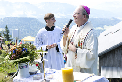 Hittisau  am 5.9.2021 Polizei Gipfelmesse auf dem Berg Hochhaederich mit viel Prominenz. Bischof Benno Elbs ist seit Anfang an dabei, bei der 20. Auflage bei herrlichem Wetter war auch LH Markus Wallner mit Gattin Sonja, Landespolizeidirektor Hans-Pe