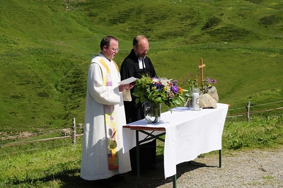 100 Jahre Biberacher H?tte, Aufstieg zur H?tte ?ber die untere Ischkarneialpe. Bis dorthin binich mit dem Auto gefahren.Tolles Fest auf der H?tte mit Demo von Bergrettung und Hubschrauber.Am sonntag ein ?kumenischer Wortgottesdienst. Dann zur?ck 