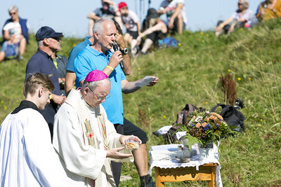 Hittisau  am 5.9.2021 Polizei Gipfelmesse auf dem Berg Hochhaederich mit viel Prominenz. Bischof Benno Elbs ist seit Anfang an dabei, bei der 20. Auflage bei herrlichem Wetter war auch LH Markus Wallner mit Gattin Sonja, Landespolizeidirektor Hans-Pe